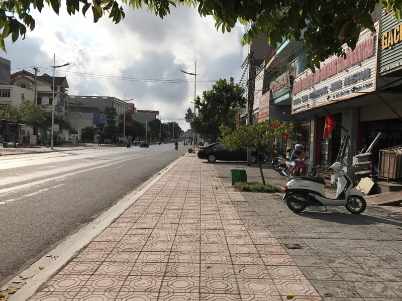 Phương tiện ô tô đỗ ngay trên vỉa hè thuộc phường Ka Long 