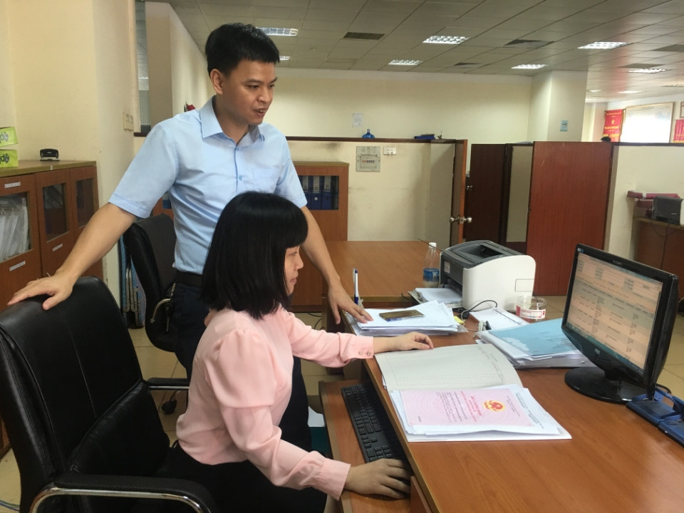 Cán bộ Văn phòng Đăng ký quyền sử dụng đất, Sở TN&MT Quảng Ninh rà soát thủ tục cấp Giấy CNQSDĐ.