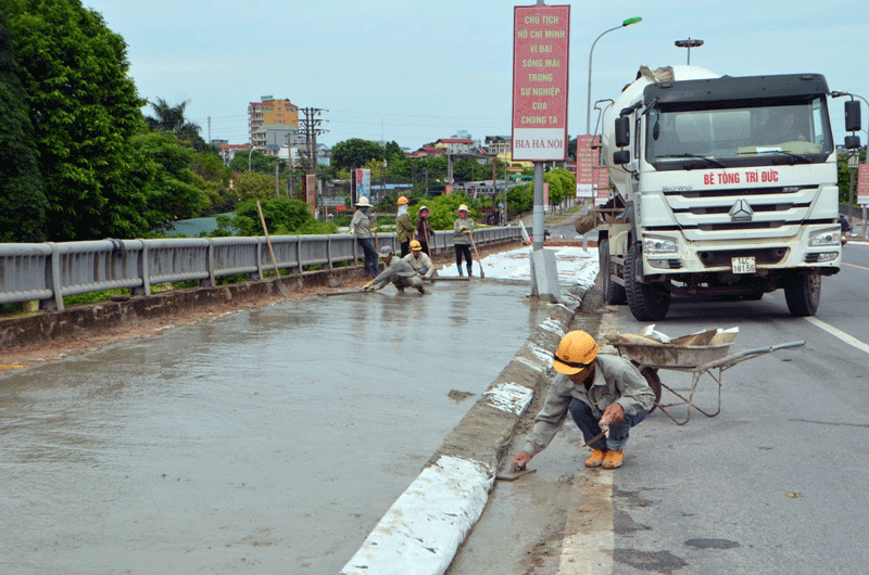 Cầu Hòa Bình được lát vỉa hè từ nguồn hỗ trợ của doanh nghiệp.