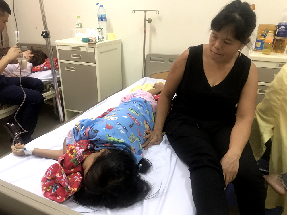Mẹ của Na Na vỗ về, an ủi khi em tủi thân, khóc vì căn bệnh của mình.