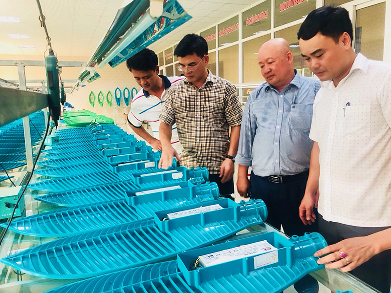 Lãnh đạo TP Uông Bí thăm, động viên tình hình sản xuất của doanh nghiệp trên địa bàn
