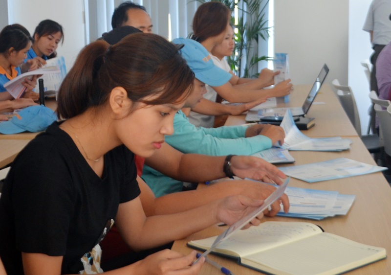 Tuyên truyền chủ trương chính sách pháp luật về BHXH giúp người lao động thuân tủ cũng như tham gia để đảm bảo quyền lợi cho bản thân. (Ảnh: Người lao động Công ty TNHH Texhong Ngân Hà, KCN Cảng biển Hải Hà được tuyên truyền chính sách BHXH)