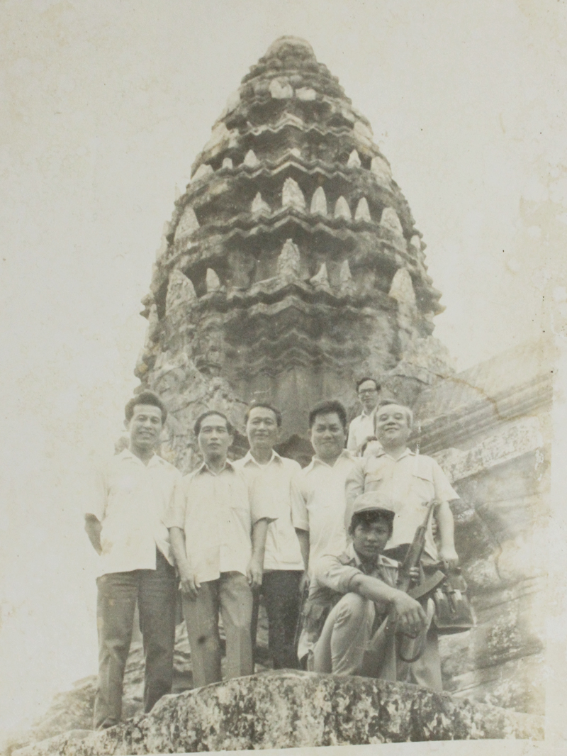 Ông Trần Quyền (ngoài cùng bên trái) và các bạn Campuchia.