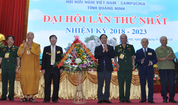 Ông Trần Quyền (thứ hai, phải sang) và đoàn chủ tịch đại hội đón nhận quyết định thành lập và hoa chúc mừng của lãnh đạo tỉnh.