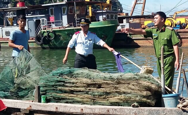 Lực lượng chức năng xử lý trường hợp ngư dân dùng lồng bát quái để KTTS ngày 6/9