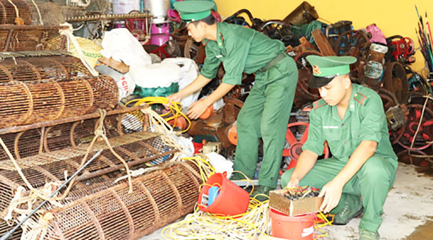 tang vật KTTS trái phép lực lượng Bộ đội Biên phòng tỉnh thu giữ trong tháng 8 vừa qua có nhiều cào sắt phá hủy tầng đáy biển