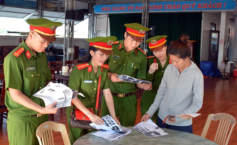 Tuyên truyền BVMT đến các hộ kinh doanh trên địa bàn.