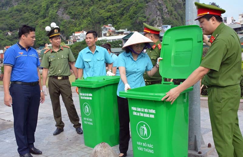 Công an tỉnh hỗ trợ kinh phí đầu tư thùng đựng rác, đặt tại khu bến cá phường Bạch Đăng, TP Hạ Long nhằm nâng cao ý thức trách nhiệm của người dân trong công tác BVMT. 