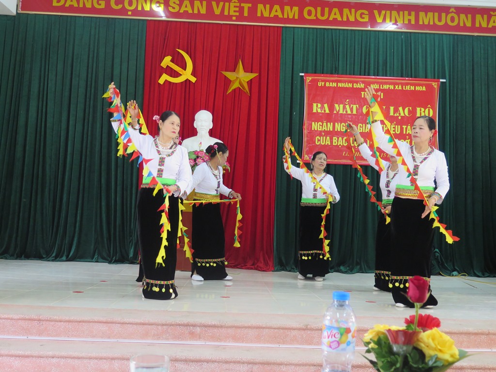 Hội viên Hội Phụ nữ xã Liên Hòa, TX Quảng Yên biểu diễn văn nghệ trong lễ ra mắt CLB