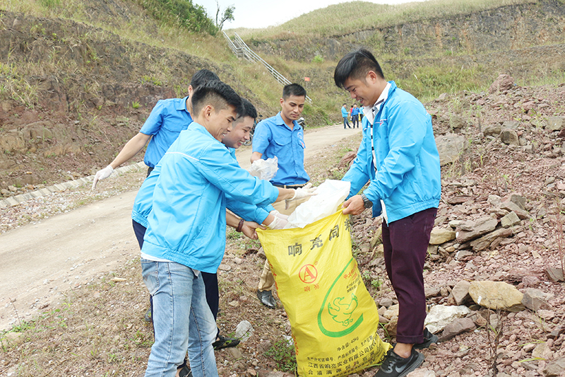 ĐVTN huyện Bình Liêu phối hợp với Huyện Đoàn Ba Chẽ dọn vệ sinh đường biên, cột mốc biên giới 1297, 1300. Ảnh La Lành.
