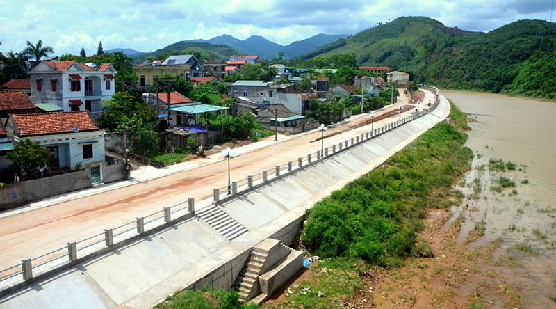 Hệ thống kè dọc 2 bên bờ sông Tiên Yên đã được hoàn thành, góp phần tạo điều kiện cho KT-XH trên địa bàn phát triển. Ảnh: Lương Giang