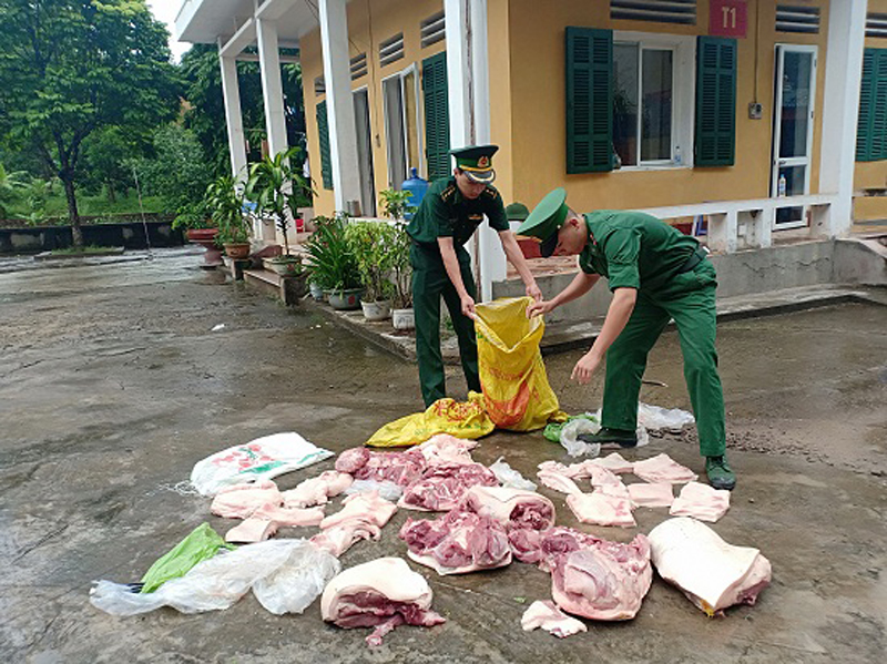 Đội tuần tra Đồn biên phòng cửa khẩu Hoành Mô bắt giữ 150kg thịt lợn nhập lậu tại địa bàn bản Phai Làu, xã Đồng Văn, huyện Bình Liêu ngày 8/7/2018. Ảnh:Hoàng Gái (TT Truyền thông-Văn hoá Bình Liêu).