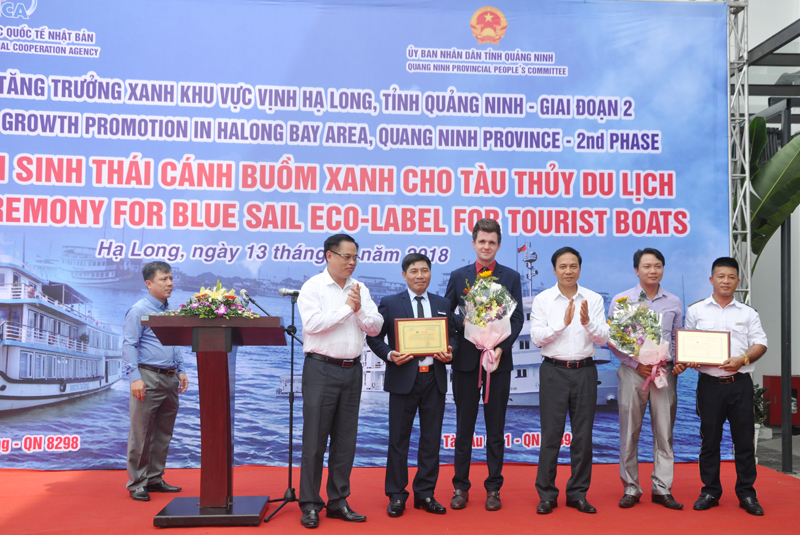 Đồng chí Đặng Huy Hậu, Phó Chủ tịch Thường trực UBND tỉnh trao nhãn sinh thái Cánh buồm xanh cho đại diện lãnh đạo 2 t