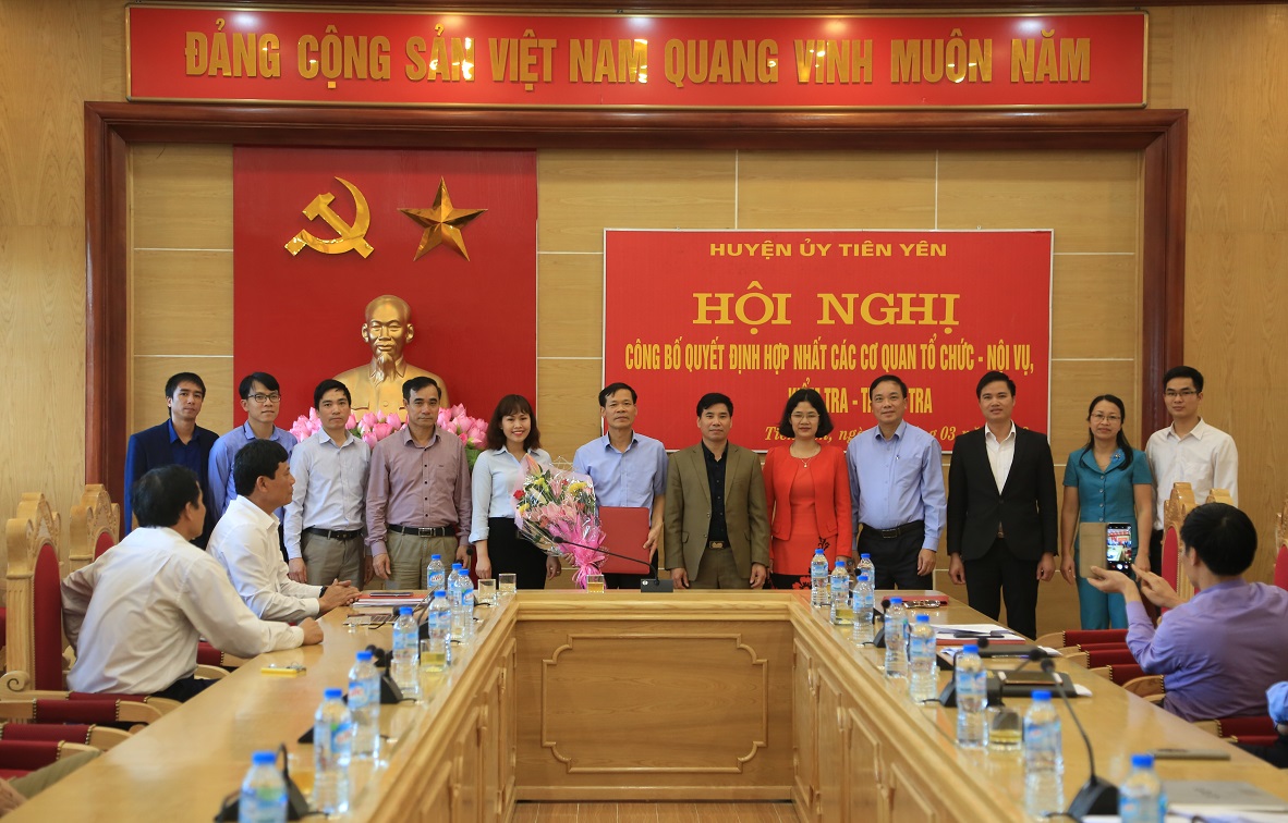 uyện ủy Tiên Yên tổ chức công bố Quyết định của Ban Thường vụ Tỉnh ủy về việc hợp nhất Ban Tổ chức Huyện ủy với Phòng Nội vụ