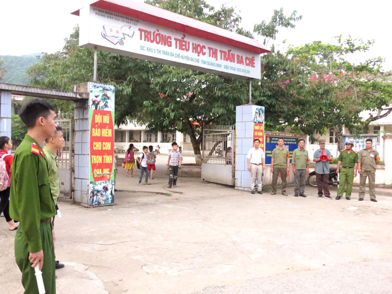 Trong năm học mới này, trường tiểu học Thị trấn Ba Chẽ đã phối hợp 3 lực lượng giữ gìn ANTT trước cổng trường vào giờ cao điẻm