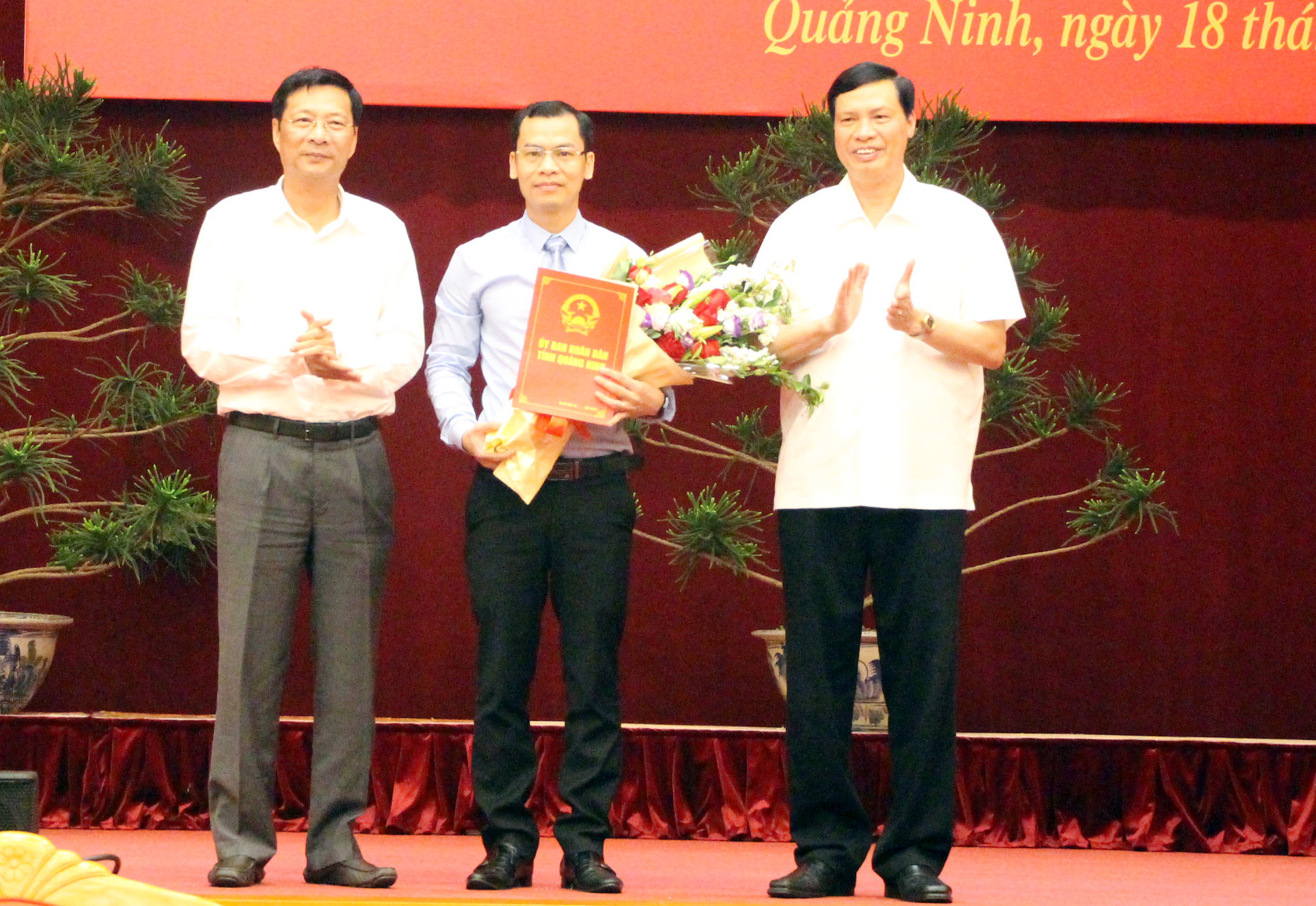 Các đồng chí: Nguyễn Văn Đọc, Bí thư Tỉnh ủy, Chủ tịch HĐND tỉnh; Nguyễn Đức Long, Phó Bí thư Tỉnh ủy, Chủ tịch HĐND tỉnh trao quyết định bổ nhiệm và tặng hoa cho đồng chí Phạm Hồng Biên.