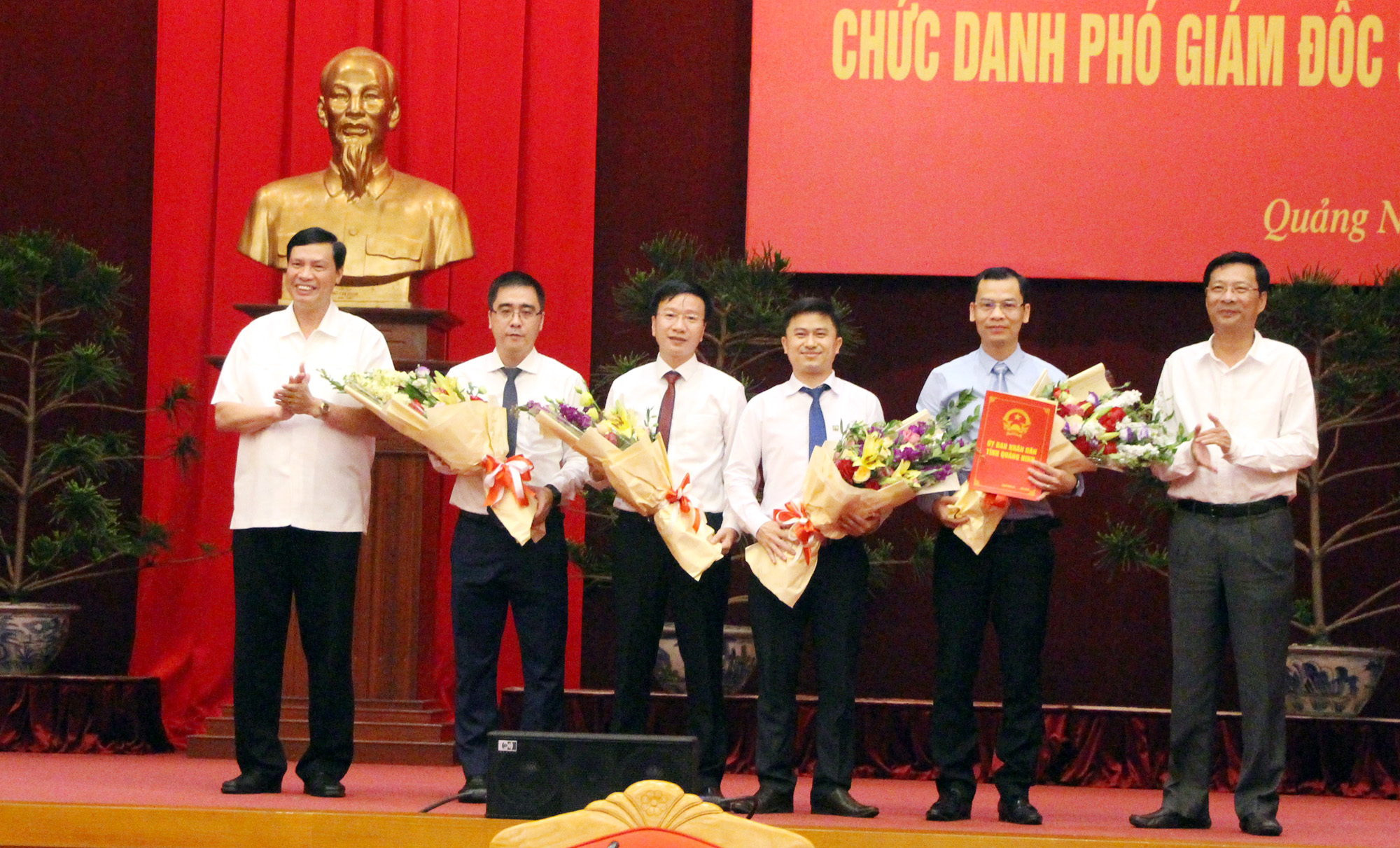 Các đồng chí lãnh đạo tỉnh tặng hoa chúc mừng các ứng viên đã hoàn thành xuất sắc kỳ thi tuyển.
