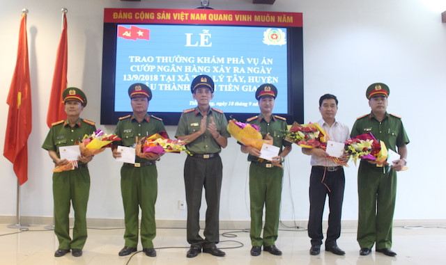 Giám đốc Công an Tiền Giang trao khen cho các lực lượng phá án. Ảnh: Minh Anh.