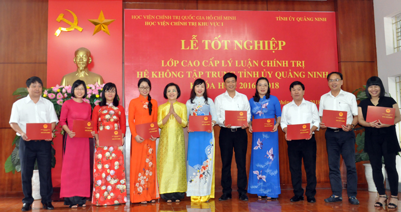 Các học viên được trao tặng bằng tốt nghiệp. 