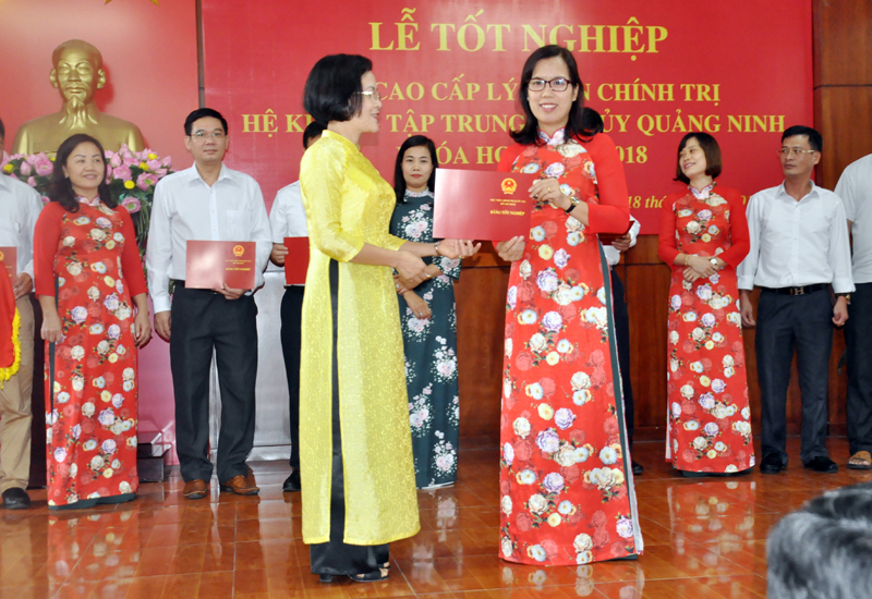 lLãnh đạo học viện trao bằng tốt nghiệp choc viên. 