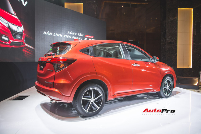 Thiết kế xe có nhiều đường nét mềm mại hơn Kona và EcoSport.