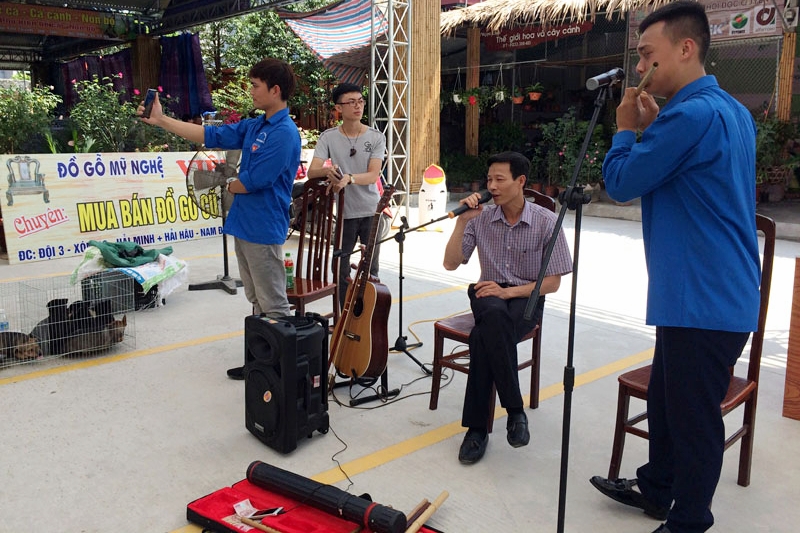 Biểu diễn nghệ thuật đường phố tại chợ cảnh