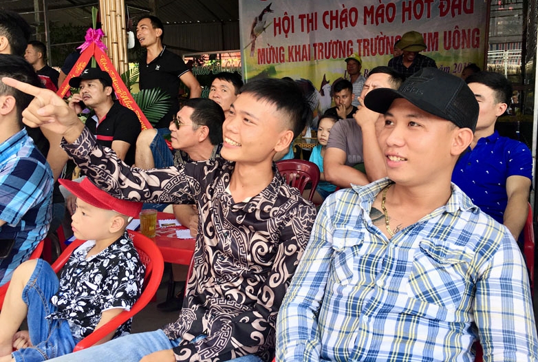 Khách hàng phaans khởi them gia cổ vũ cuộc thi đấu hót của chim chào mào