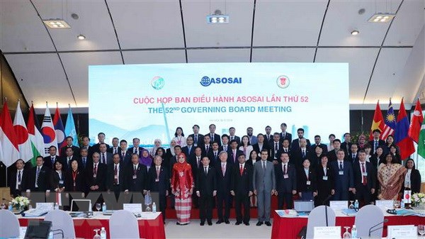 Các thành viên Ban Điều hành ASOSAI chụp ảnh chung. (Ảnh: Phương Hoa/TTXVN)