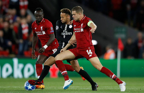 Neymar (áo đen) bị Liverpool kèm chặt trận này. Cầu thủ đắt giá nhất thế giới có một số khoảnh khắc lóe sáng, nhưng không nhiều bằng số lần mất bóng. Ảnh: Reuters.