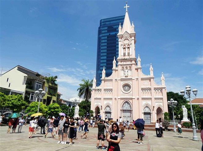 Khách du lịch đến Đà Nẵng. (Ảnh: Trần Lê Lâm - TTXVN)