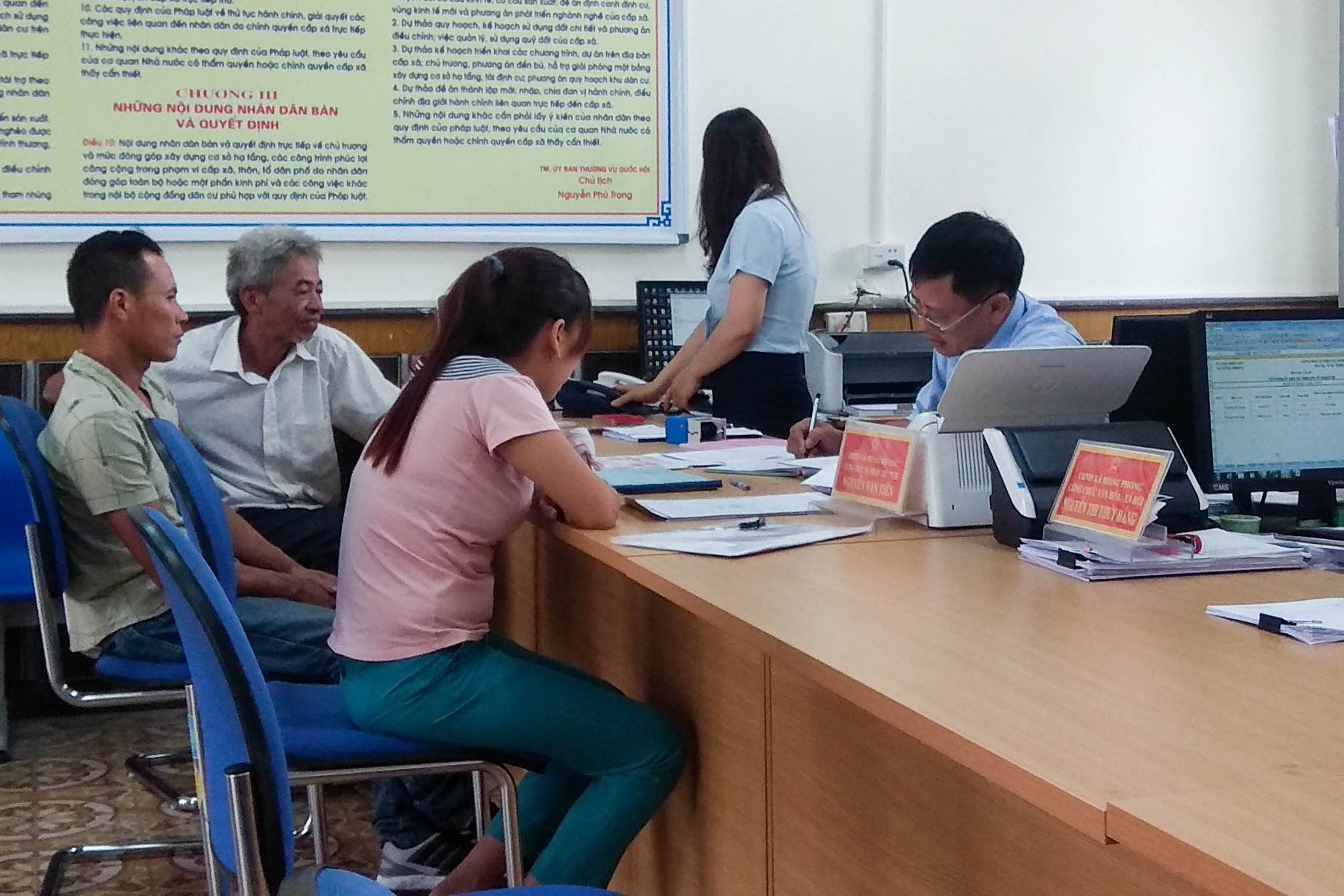 Người dân xã Hồng Phong (TX Đông Triều) làm thủ tục tại Bộ phận tiếp nhận và trả kết quả hiện đại của xã.