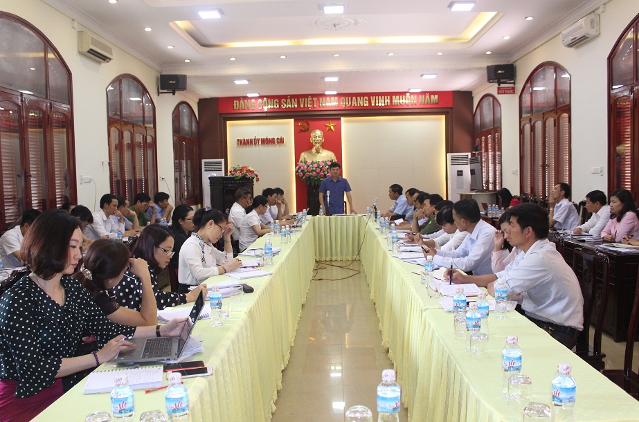 Đồng chí Ngô Hoàng Ngân, Bí thư Thành uỷ Móng Cái làm việc với xã Quảng Nghĩa về tình hình triển khai nhiệm vụ năm 2018 . ( Ảnh: Vi Thu)