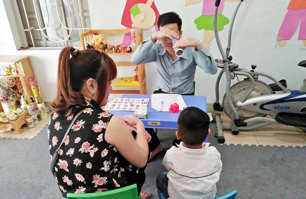 Phụ huynh đưa trẻ đến khám sàng lọc tại Trung tâm.