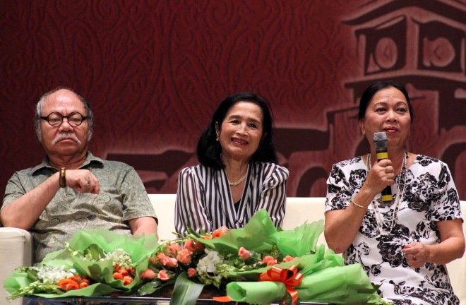 NSND Đoàn Dũng (trái), NSND Trà Giang (giữa) và NSƯT Thùy Liên trong buổi giao lưu với khán giả tại LHP Việt Nam tháng 12/2005