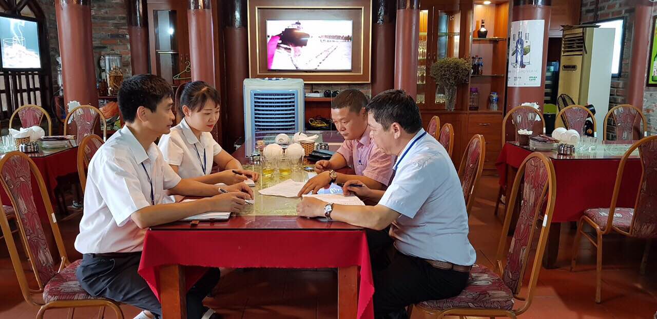 Tổ công tác rà soát các doanh nghiệp, hộ kinh doanh cá thể phường Yết Kiêu thực tế tại nhà hàng Tây Bắc.