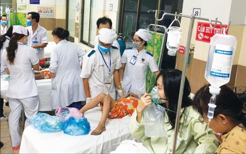 Cấp cứu nạn nhân vụ cháy chung cư Carina Plaza.