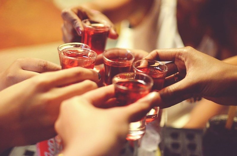 Nguy cơ mắc bệnh ung thư cao gấp ba lần ở những người tiêu thụ rượu nặng trên bảy ly mỗi tuần. Ảnh: Internet