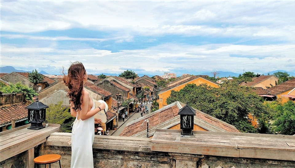 Nằm trên con đường di sản miền Trung nổi tiếng của Việt Nam, Hội An (Quảng Nam) là điểm đến phải check-in của rất nhiều du khách cả trong và ngoài nước. Khung cảnh rêu phong cổ kính, nhuốm màu thời gian ở đây đủ sức quyến rũ và gây thương nhớ cho bất cứ ai đã từng đặt chân đến, trong đó có giới trẻ Việt. Ảnh: @d.ttrang.