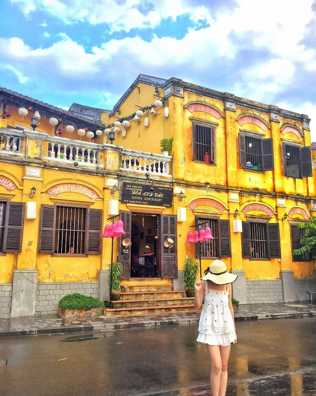 Trong khoảng thế kỷ 16-19, Hội An là đô thị - thương cảng quốc tế phát triển thịnh đạt bậc nhất cả nước và Đông Nam Á. Năm 1999, UNESCO công nhận đô thị cổ Hội An là di sản thế giới. Nhìn chung, các di tích, công trình kiến trúc ở đây mang sắc thái riêng, có sự hòa quyện giữa nhiều phong cách Việt - Hoa - Nhật và Tây phương. Ảnh: @nghan.han, @thanhminht, @quynhanhhhh2010, @poli_bubi_bumbom_kilu_benauden.