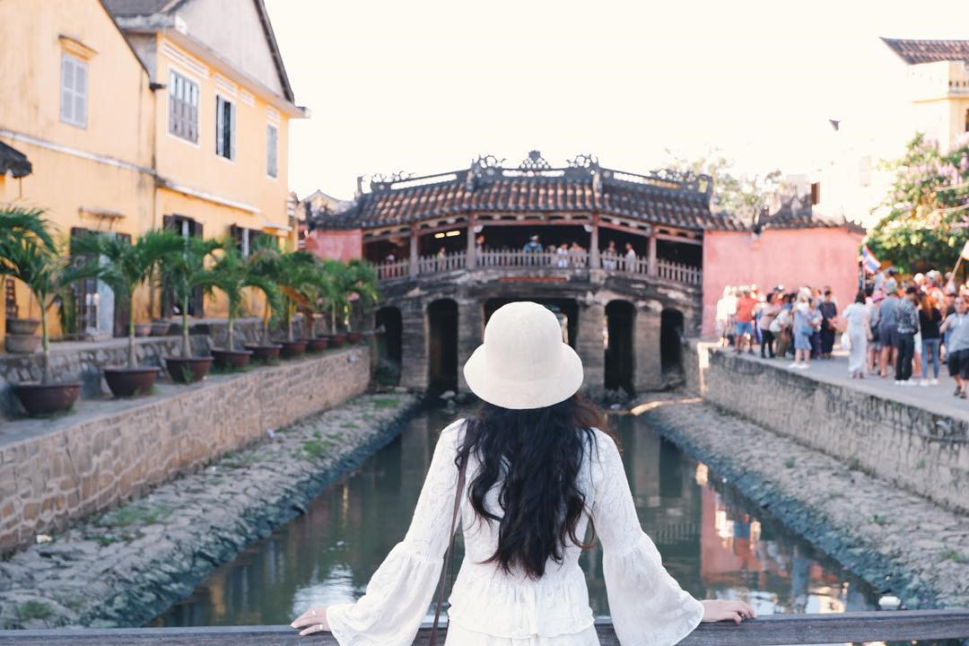 Một biểu tượng đáng nhớ của Hội An là chùa Cầu, ngôi chùa độc đáo nằm trên chiếc cầu bắc qua con lạch nhỏ, nối đường Trần Phú và đường Nguyễn Thị Minh Khai trong khu phố cổ. Không chỉ góp mặt trên logo TP Hội An, công trình này còn xuất hiện ở mặt sau tờ tiền polymer mệnh giá 20.000 đồng. Chùa Cầu chủ yếu bằng gỗ, sơn son và chạm trổ công phu. Ảnh: @kunhan0812, @aiiinggg_, @sandyepices, @mr.boo.hue.