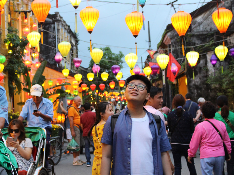 Phố cổ Hội An dường như bớt lung linh hơn nếu thiếu vắng những chiếc đèn lồng giăng khắp chốn. Ngược dòng lịch sử, nghề làm đèn lồng ở Hội An dễ chừng đã 400 năm tuổi đời, nếu tính từ khi những người Hoa đầu tiên đến đây buôn bán, định cư khoảng cuối thế kỷ 16. Xã Ðường được xem là ông Tổ nghề làm đèn lồng ở Hội An. Ảnh: @php.