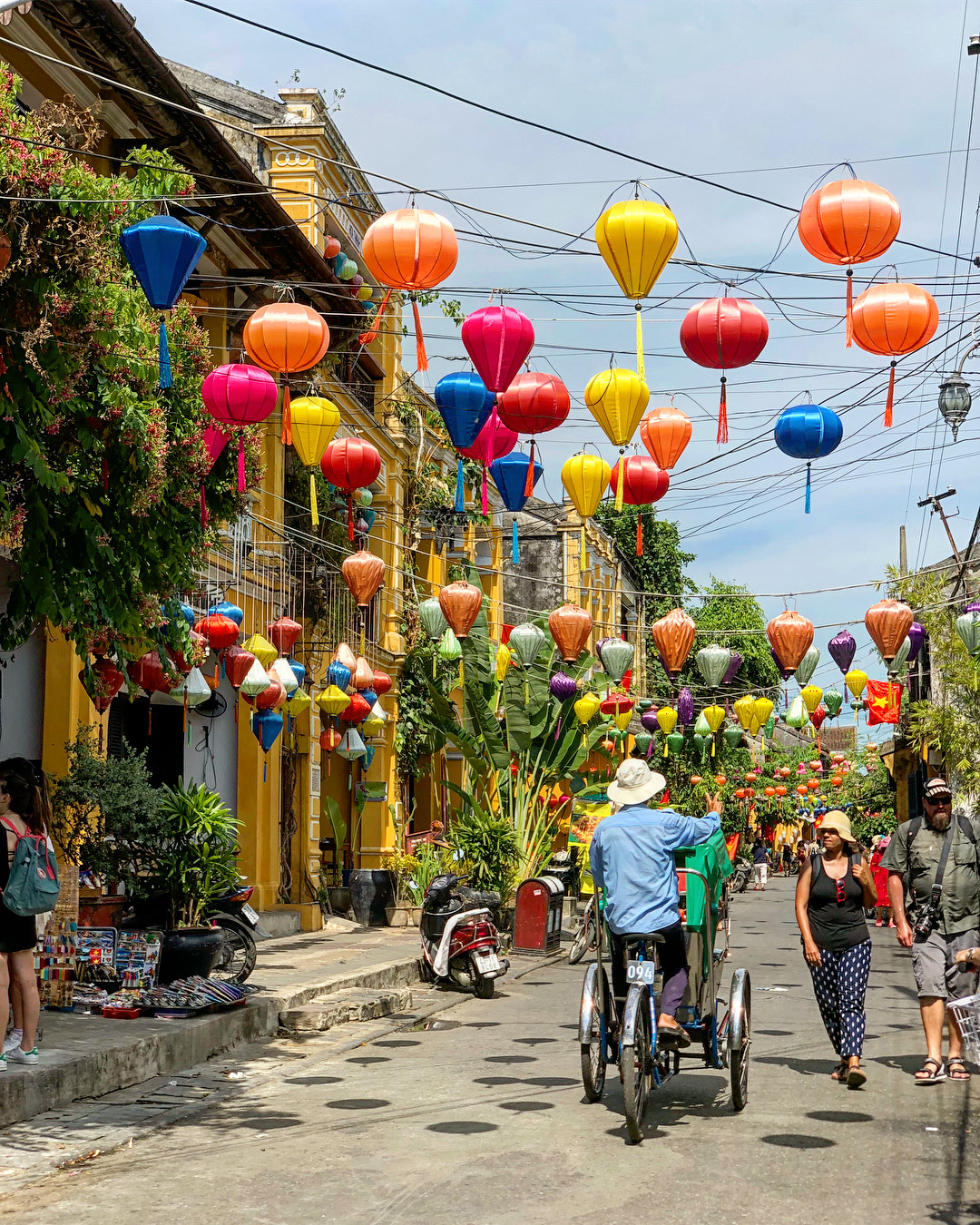 Đèn lồng Hội An được làm công phu, kết cấu chính là khung tre bọc vải, lụa đủ màu sắc, đủ hình dạng. Với dáng vẻ thanh thoát, mềm mại, người dân Hội An dùng đèn lồng trang trí khắp nơi trong phố cổ. Khi màn đêm xuống, những chiếc đèn lồng lung linh được thắp lên, đem lại vẻ đẹp huyền ảo cho di sản thế giới này. Ảnh: @duonglee1992, @phuonghahup, @l.anh_1041, @hongnhii_.