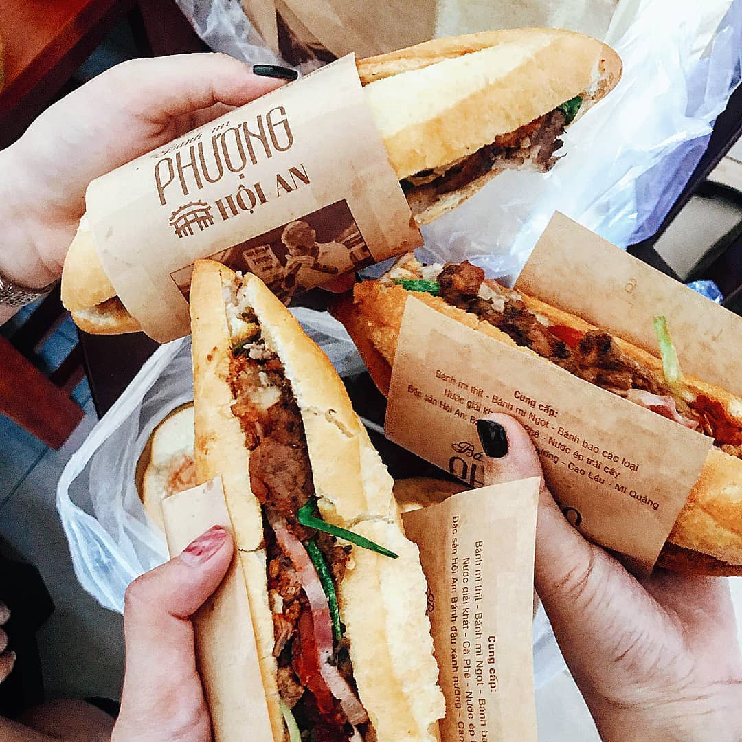 Hội An còn có nhiều món ngon cuốn hút các tín đồ ẩm thực. Ngoài món cao lầu Hội An nổi tiếng từng được Tổ chức Kỷ lục châu Á vinh danh món ăn đạt giá trị ẩm thực châu Á, bạn có thể thưởng thức cơm gà, hến xào, bánh mì, tào phớ, các loại chè nóng, chè lạnh... đầy hấp dẫn ở đây. Ảnh: @jackin.qui, @leeehoa, @thuy.zaan, @monamour28s.