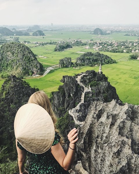 Từ đỉnh núi, chúng ta có thể chiêm ngưỡng được toàn bộ vẻ đẹp của khu vực Tam Cốc với những cánh đồng lúa bạt ngàn, xanh mướt.