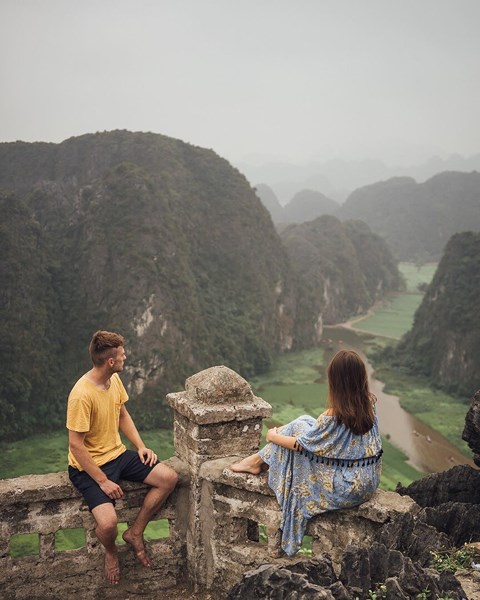Đường lên đỉnh núi được xây dựng mô phỏng theo kiến trúc Vạn Lý Trường Thành với gần 500 bậc thang đá