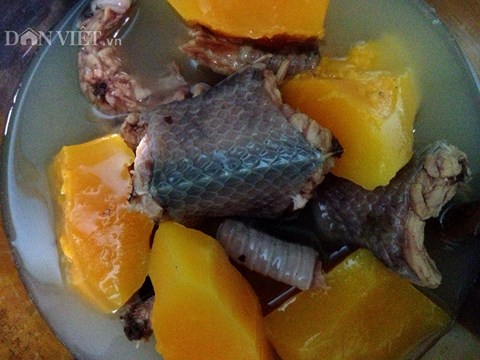 Rắn nước chế biến hầm với sả sẽ có mùi vị ngọt lành, đặc trưng của vùng sông nước.