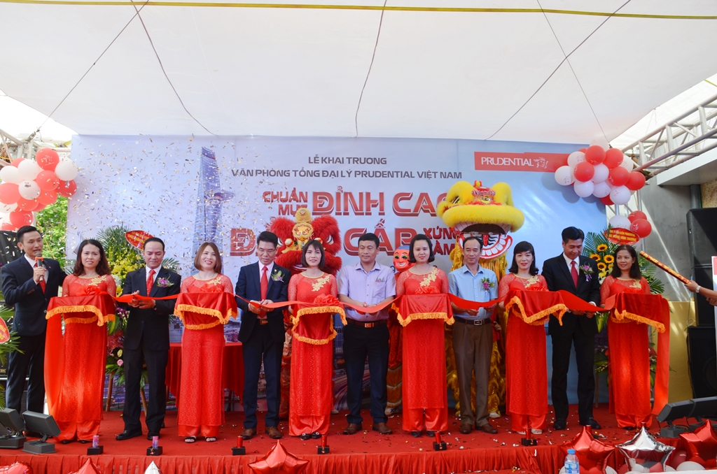 Các đại biểu cắt băng khai trương Văn phòng tổng đại lý tiêu chuẩn mới tạ