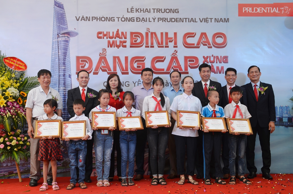 Tại buổi lễ, 20 học sinh nghèo hiếu học của TX Quảng Yên đã được nhận học bổng của Prudential.