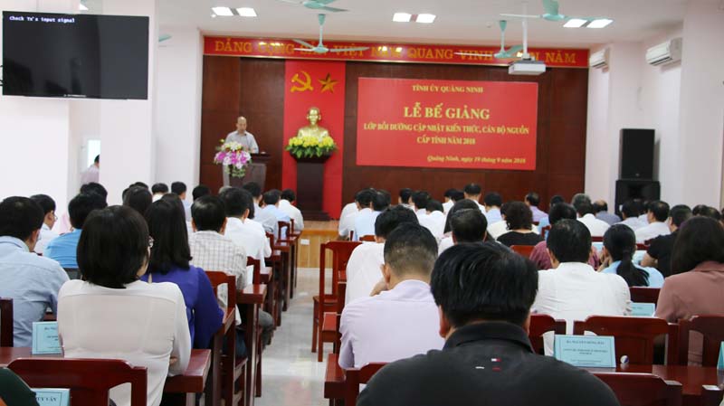 Quang cảnh lễ bế giảng.