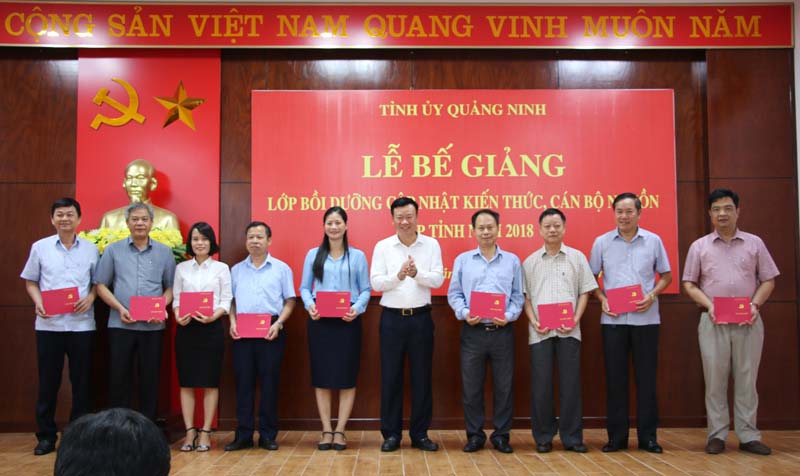 Các học viên nhận chứng nhận hoàn thành khóa học.